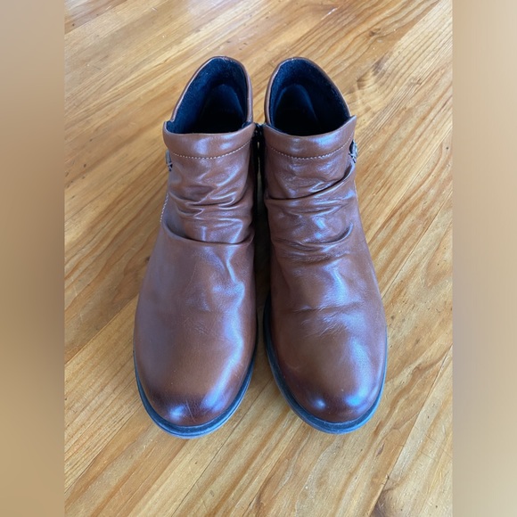 Like New Remonte Zip Leather Ankle Booties - Picture 2 of 9